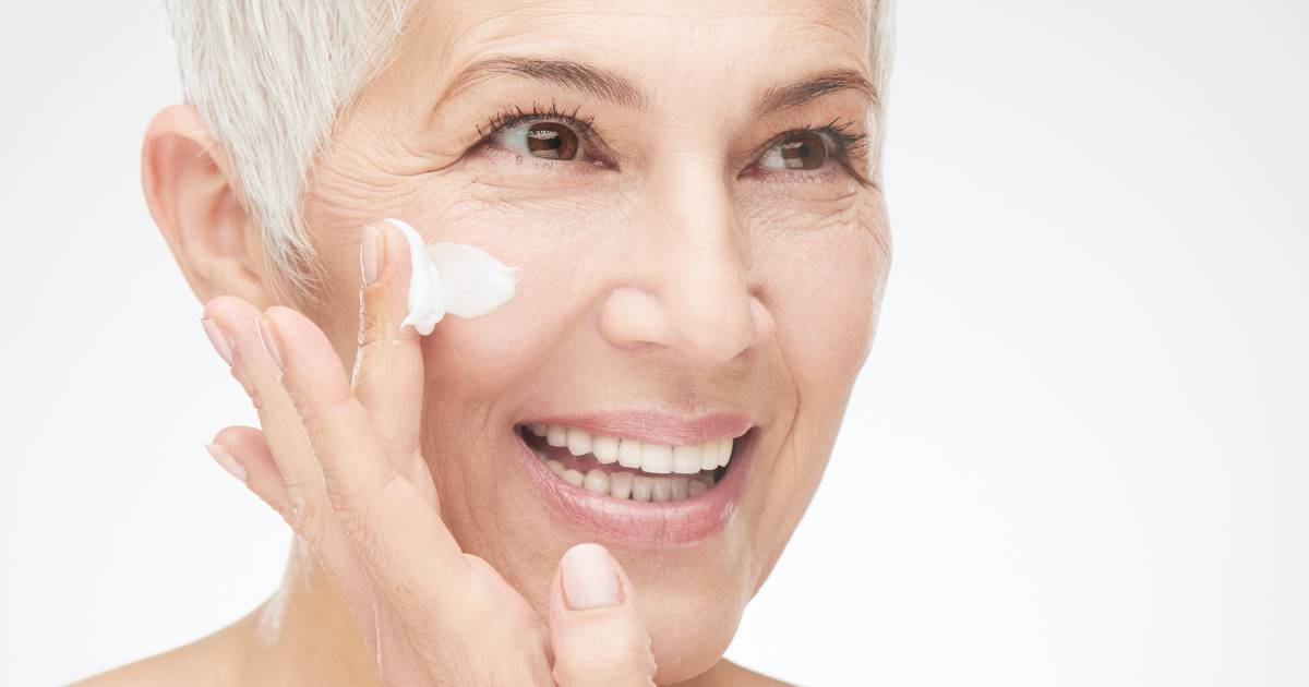 60-latki uwielbiają ten krem poprawiający kontur twarzy! Wypełnia zmarszczki i nawilża