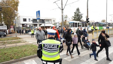 policjanci wyłożyli karty na stół. tyle chcą zarabiać. w tle rozmowy z