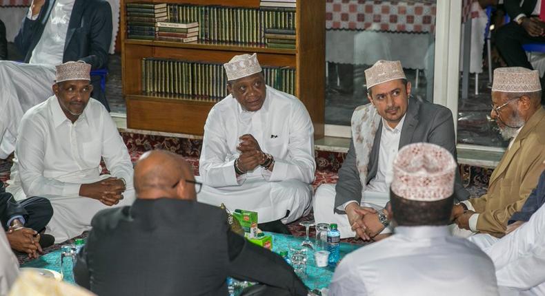 President Uhuru Kenyatta with Muslim leaders during his historic visit to Jamia Mosque as a sitting president (PSCU)