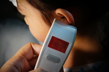 A herpangina jellemző tünetei: hirtelen magas láz, fejfájás, étvágytalanság, torok,-nyak-, has- végtag(izom) fájdalom. A láz olykor 38-40 C közötti, néha csak hőemelkedés jelentkezik, 2-4 nap alatt megszünik, a fekély egy hétig észlelhető.