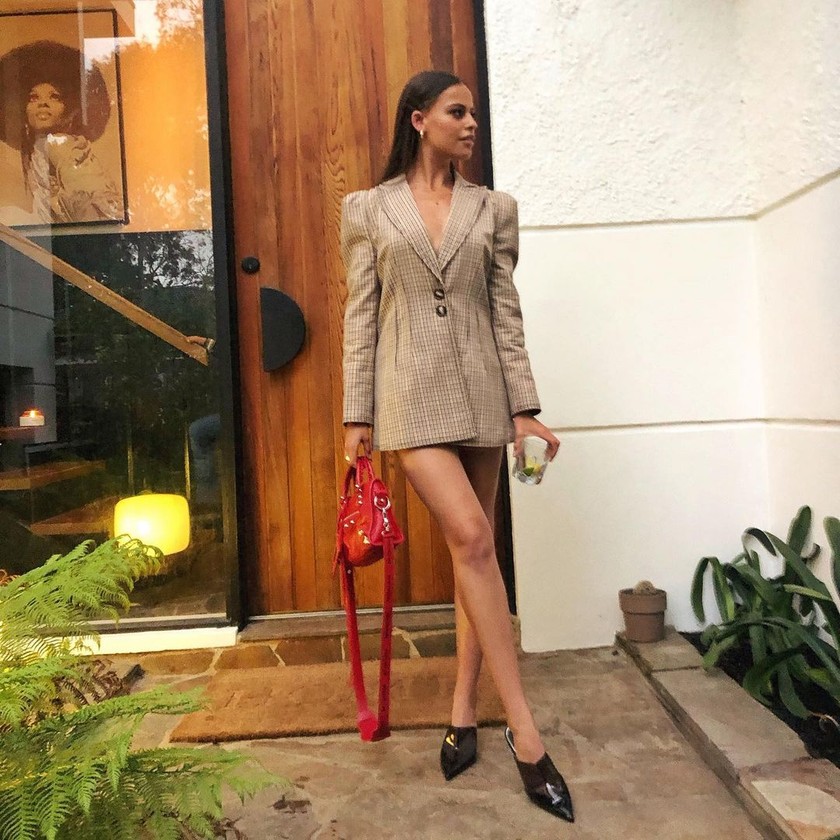 La star d’Instagram Victoria Burns mise quant à elle sur le Classic City de Balenciaga. 