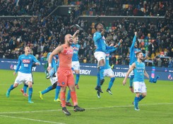 Liga włoska: Napoli wróciło na fotel lidera. Zieliński długo nie 'pograł' [WIDEO]