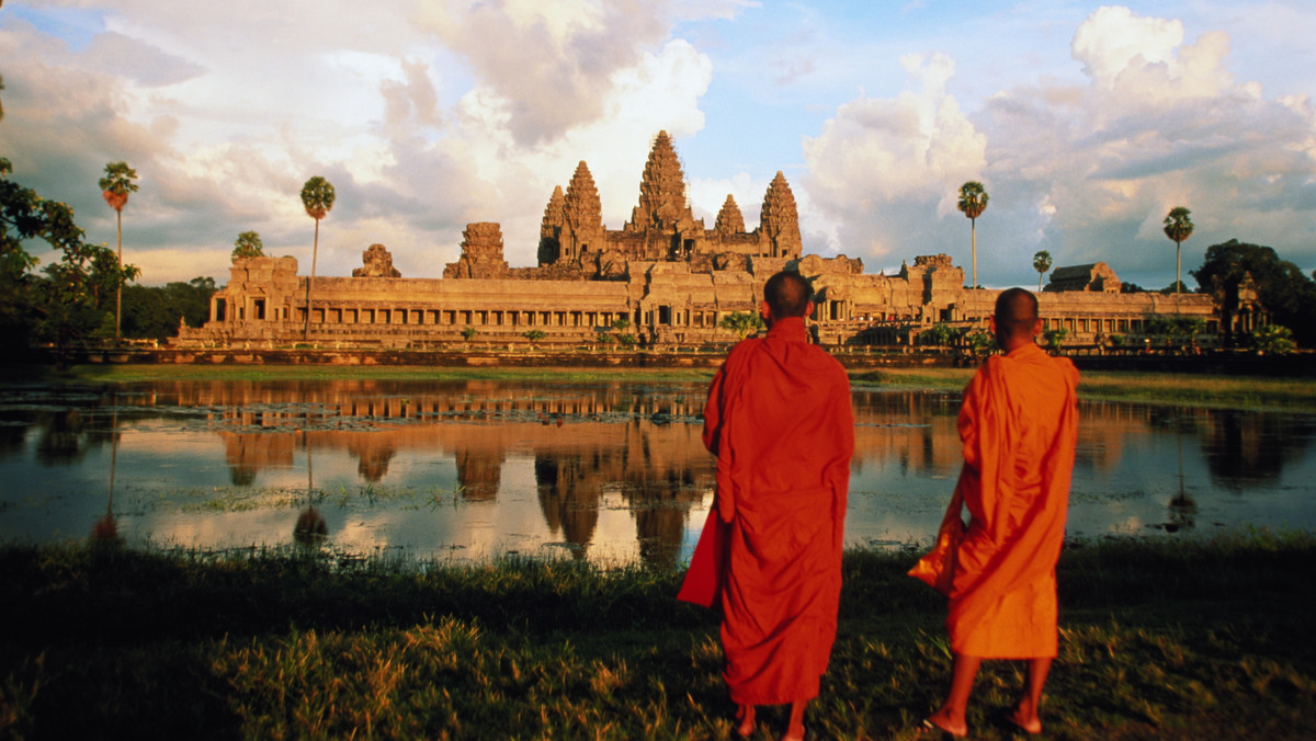 Tylko porośnięte lianami ruiny i głęboką ciszę dżungli zastał francuski pisarz Pierre Loti w XIX wieku, kiedy dotarł do Angkoru na wozie zaprzężonym w woły. Dziś tereny te leżą koło miasta Siem Reap, pełnego eleganckich hoteli i pubów.