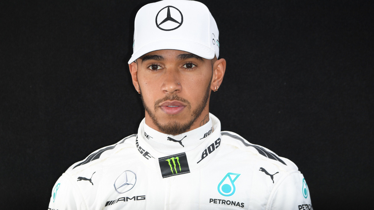 Lewis Hamilton, kierowca Formuły 1, zamieszcza na Instagramie mnóstwo zdjęć. Tym razem sportowiec na portalu społecznościowym pochwalił się umięśnioną klatą.