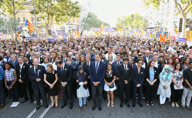 Manifestacja przeciw terrorowi w Barcelonie. Pierwszy raz w historii do demonstrantów przyłączył się król