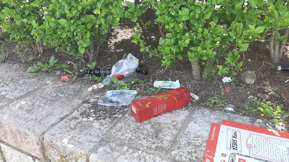 Razbacane ambalaže piće