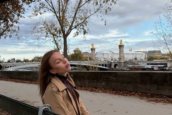 PONOSNO DRŽI DIPLOMU Evo šta je završila najbogatija srpska naslednica, slikala se sa dokumentom u rukama, a njen otac pored nje puca od ponosa (FOTO)