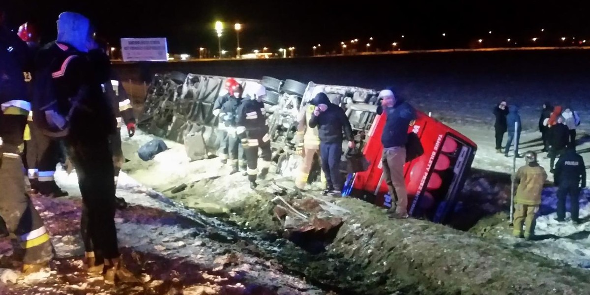 Garwolin. Autobus z 48 pasażerami wypadł z obwodnicy. Są ranni