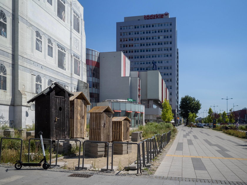 Sławojki w centrum Łodzi. Tak biznesmen "nagrodził" urzędników