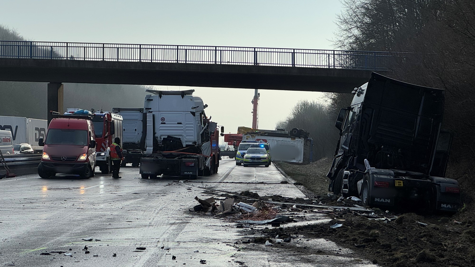 Po sérii nehôd spôsobených zľadovatenými cestami na diaľnici A44 stoja na vozovke poškodené vozidlá, hasiči, odťahová služba a polícia.
