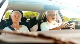 seniorzy stracą prawo jazdy w 2025? oto nowe zasady. klamka zapadła