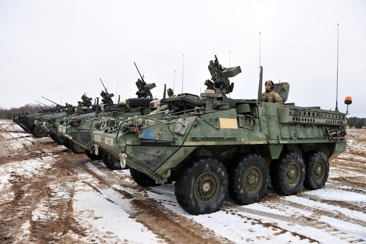 Amerykańskie wozy bojowe Stryker, podczas szkolenia partnerskiego żołnierzy 12. Brygady Zmechanizowanej z pododdziałem amerykańskim z 2. Pułku Kawalerii, 9 bm. na poligonie w Drawsku Pomorskim. 

<br><br> fot. (mb/mr) PAP/Marcin Bielecki