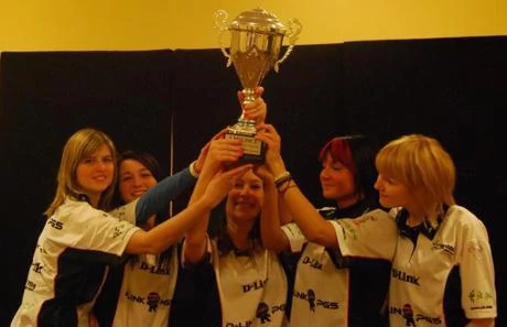W poprzednim składzie Paula zdobyła ze swoją drużyną złoto na finałach Female Gaming League 2009.