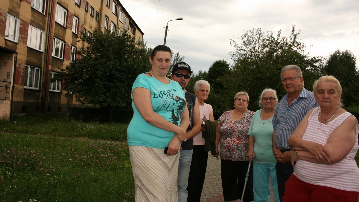 Niepokój, rozgoryczenie i bezsilność - te emocje towarzyszą mieszkańcom budynków zarządzanych przez wrocławską spółkę Arrada. Lokatorzy tzw. osiedla awaryjnego w Piekarach Śląskich kilka miesięcy temu otrzymali od komornika pismo z nakazem spłaty długu. Chodziło o bajońską sumę ok. 300 tysięcy złotych. Teraz obawiają się o swoją przyszłość - już drugi blok sprzedano razem z lokatorami.