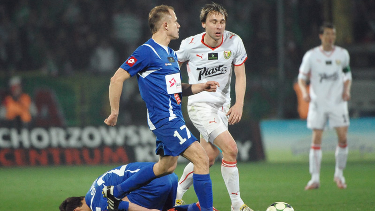 W pierwszym sobotnim meczu 14. kolejki piłkarskiej Ekstraklasy Śląsk Wrocław pokonał na własnym stadionie Ruch Chorzów 2:1 (0:0) i zanotował czwarte zwycięstwo z rzędu.