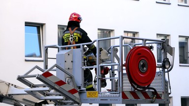 O krok od tragedii. 5-latek stał na krześle na balkonie i wołał mamę