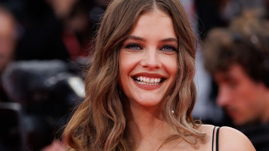 Palvin Barbara és Dylan Sprouse szerelmes fotója olyan kacér, hogy azonnal belepirulsz