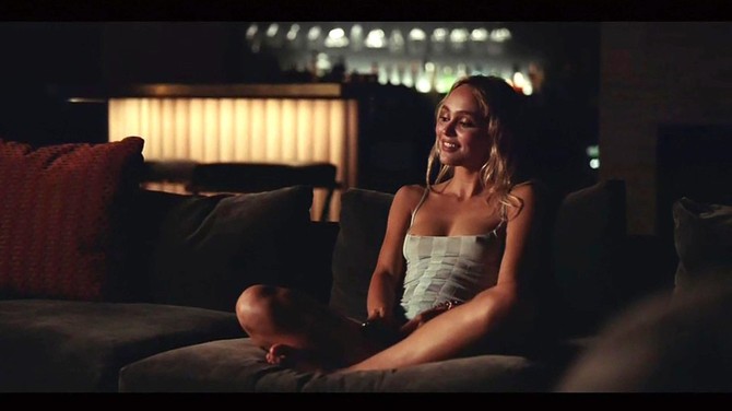 Lili Rouz se pojavljuje u niz eksplicitnih scena 