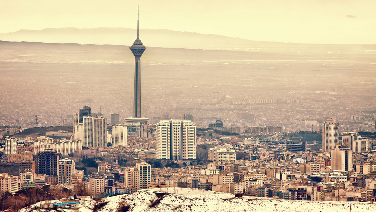 Władze Teheranu nakazały w niedzielę zamknięcie szkół podstawowych i przedszkoli z uwagi na wysoki poziom zanieczyszczenia powietrza. Rada miejska nakazała też wstrzymanie wszelkich prac budowlanych z użyciem cementu, piasku i asfaltu. Stolicę Iranu dusi smog.