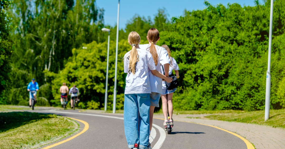 Dziecko miało wypadek na hulajnodze i było bez kasku? Odszkodowanie i tak się należy