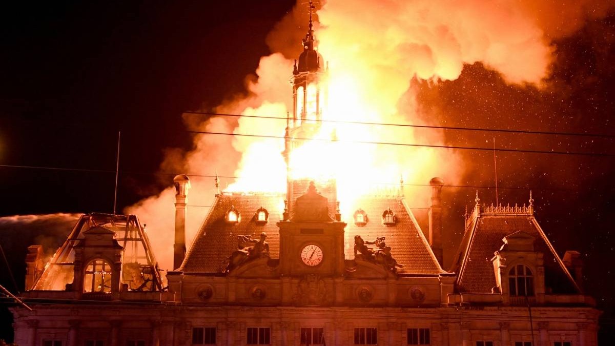 Turnul istoric de 43 de metri al Primăriei din Limoges, veche de 143 de ani, s-a prăbușit în flăcări în timpul revoltelor din Franța / VIDEO