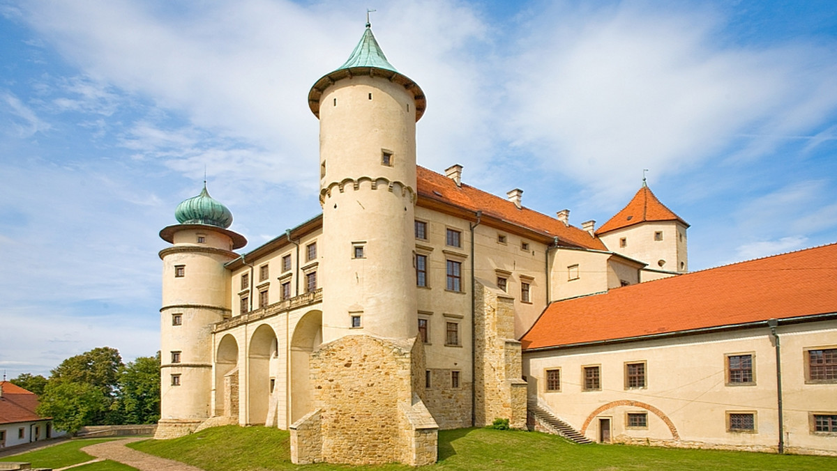 Łagodnie falują wzgórza na tym niewielkim skrawku Małopolski. Na porośniętych lasem wierzchowinach sterczą skalne ostańce wyrzeźbione przez wiatr i wodę na kształt grzybów. Ziemia ta inspirowała malarstwo Matejki i wiersze Brodzińskiego, a smaku dodają jej śliwki - podstawowy składnik przetworów i lokalnych potraw.