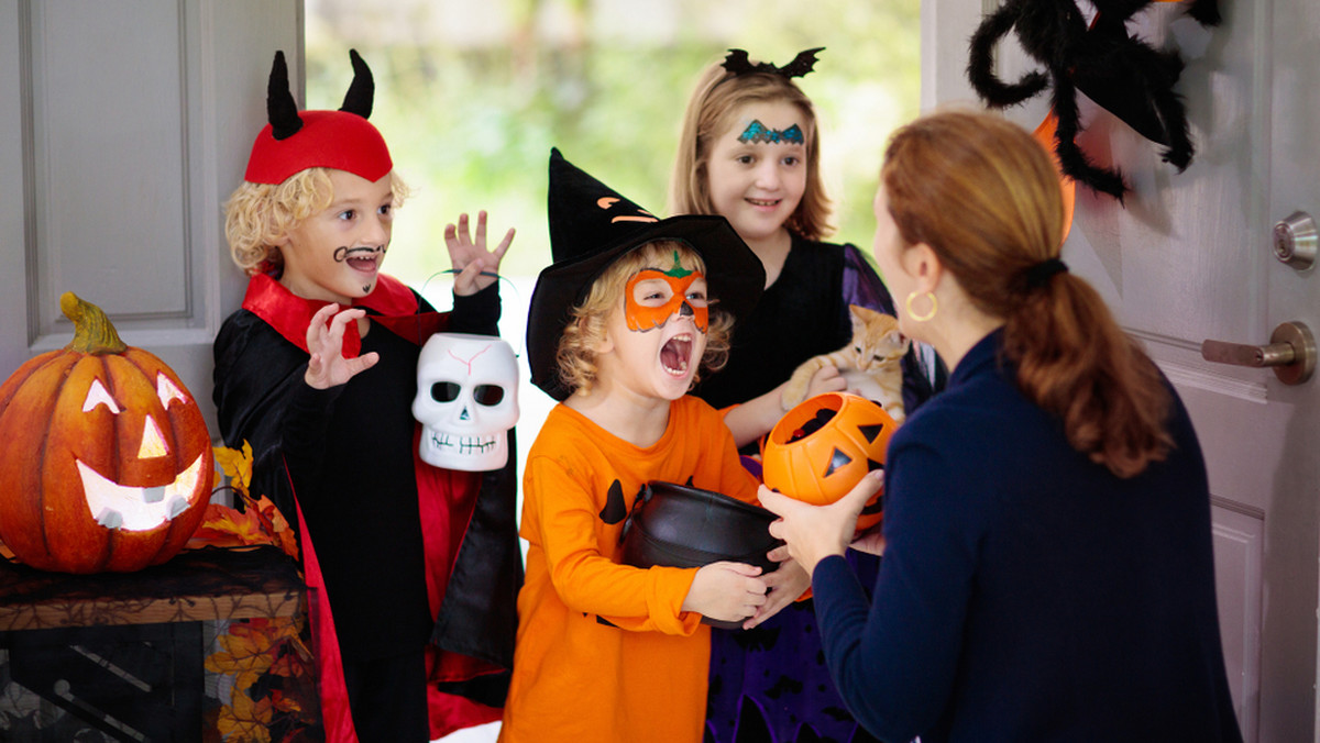 Co zamiast "cukierek albo psikus"? Niebanalne wierszyki na Halloween