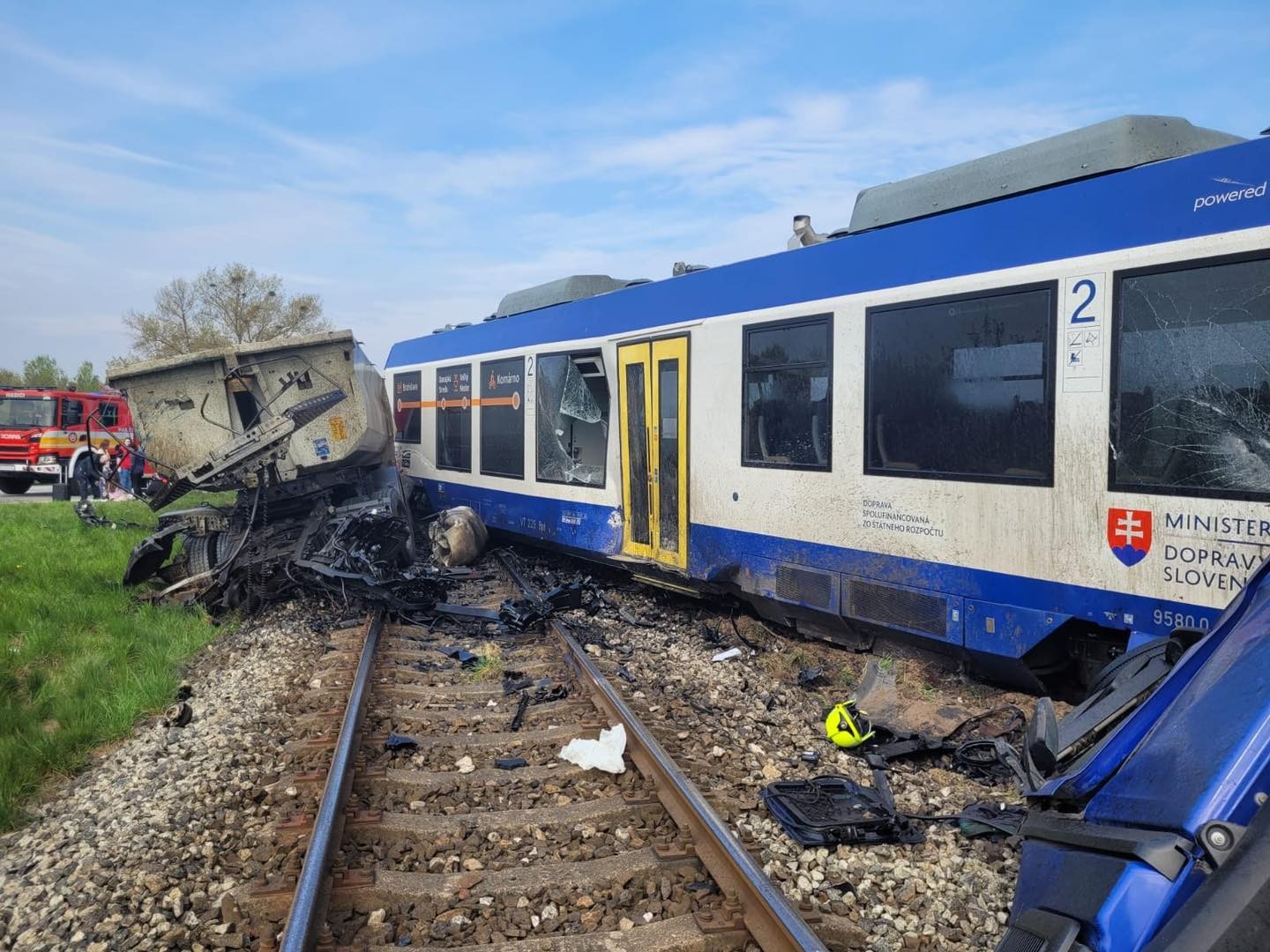 Pre zrážku vlaku s kamiónom nejazdia vlaky v úseku Dunajská Streda - Dolný Štál. 