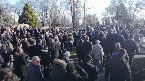 Veliki broj ljudi posle opela uputio se kao grobnom mestu