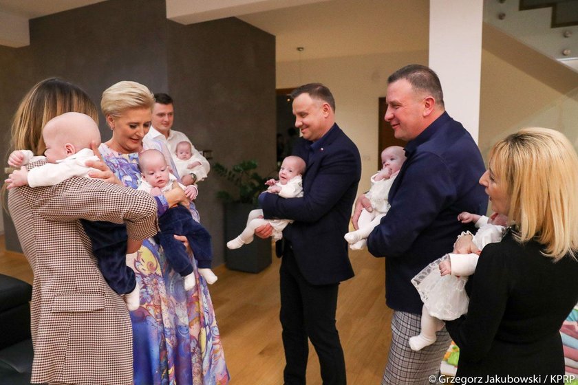 Co ma wspólnego Andrzej Duda z fioletowymi skarpetkami?