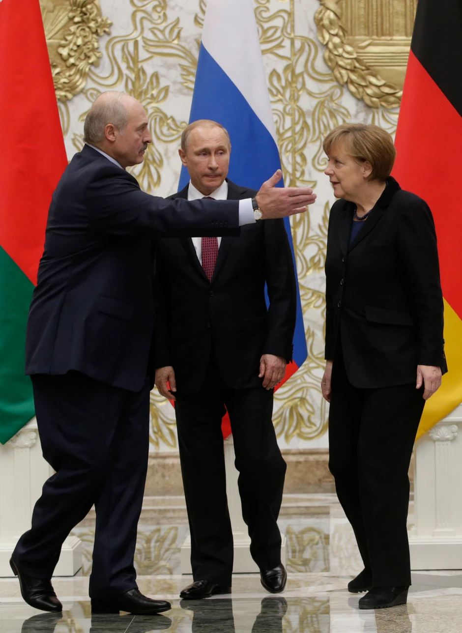 Aleksandar Lukašenko, Vladimir Putin i Angela Merkel na kriznom sastanku o Ukrajini 2015. u Minsku