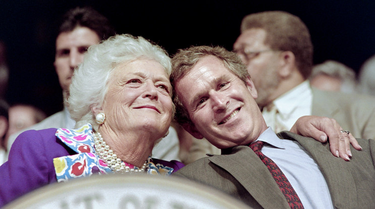 Barbara Bush fiával, George W. Bush-sal 1992-ben, még first ladyként /Fotó: AFP