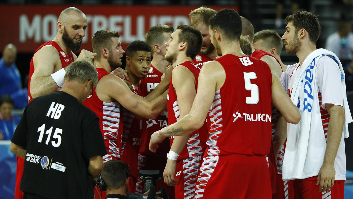 Z szybkością światła zmienia się sytuacja związana z zawieszeniem przez FIBA czternastu europejskich federacji koszykarskich. Jak się okazało w sobotę, sankcje nałożono tylko na osiem reprezentacji. Wśród nich nie ma Polski, od której jednak europejska centrala oczekuje wyjaśnień.