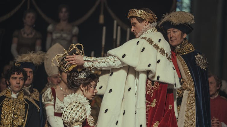 Vanessa Kirby i Joaquin Phoenix w "Napoleonie"