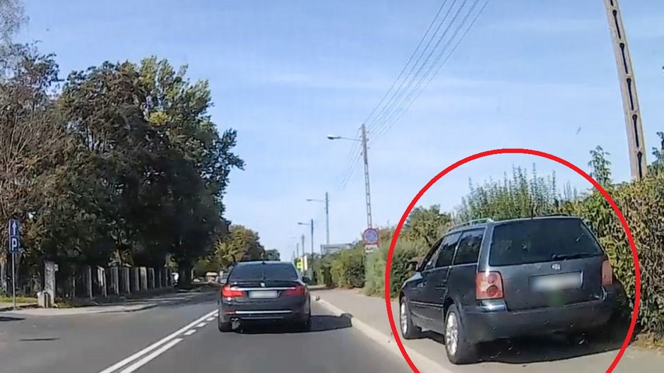 Auto wyprzedzające chodnikiem