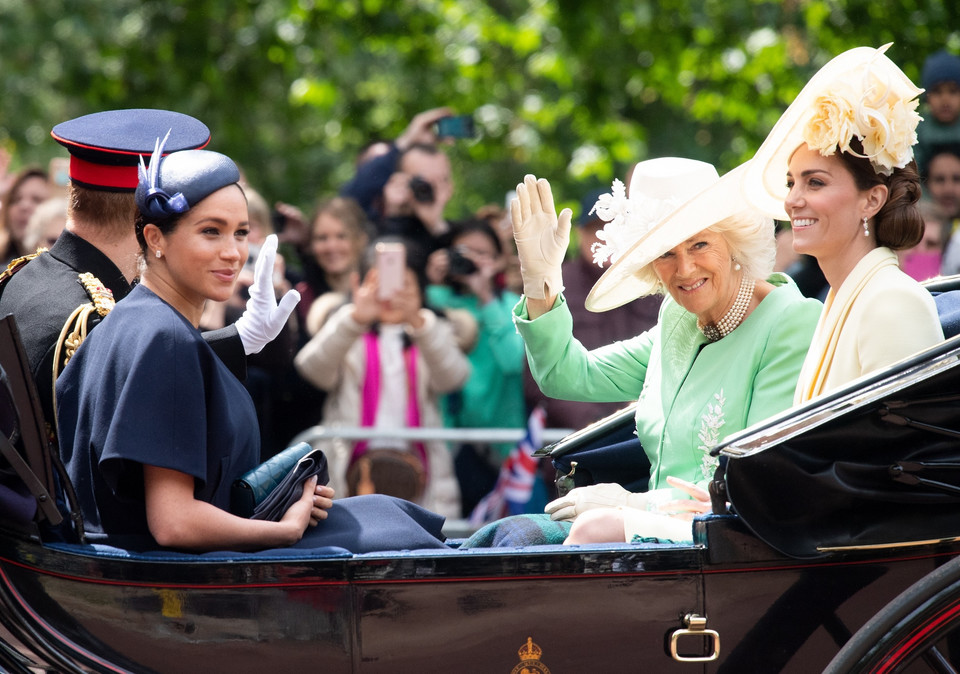 Efektowna kreacja księżnej Kate na Trooping the Colour