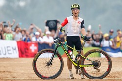 Kolarz Nino Schurter pokonał... słynnego tenisistę Rogera Federera