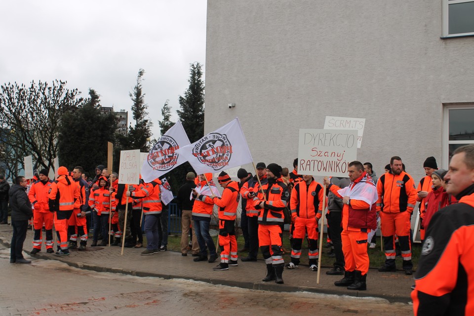 Protest ratowników medycznych w Kielcach. Bronili zwolnionych kolegów