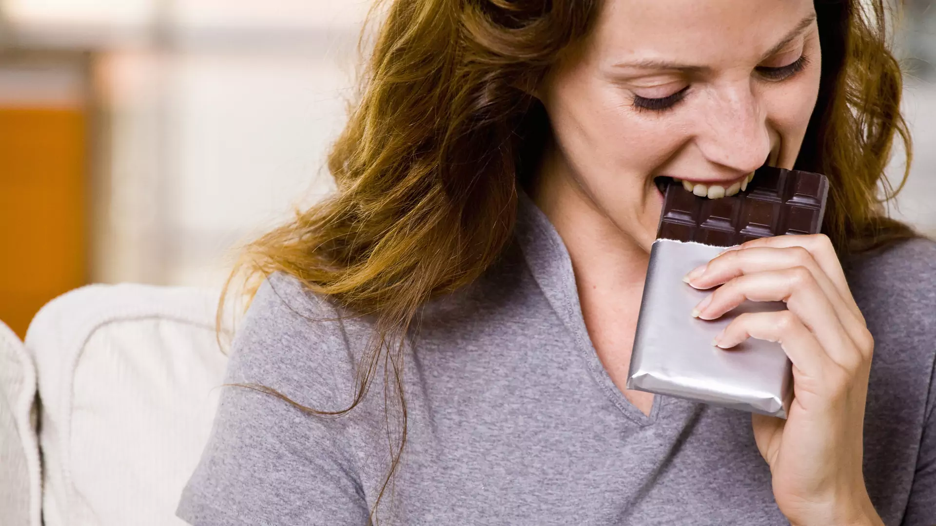 Jedzenie czekolady na śniadanie może pomóc w spalaniu tłuszczu i poprawić jakość snu