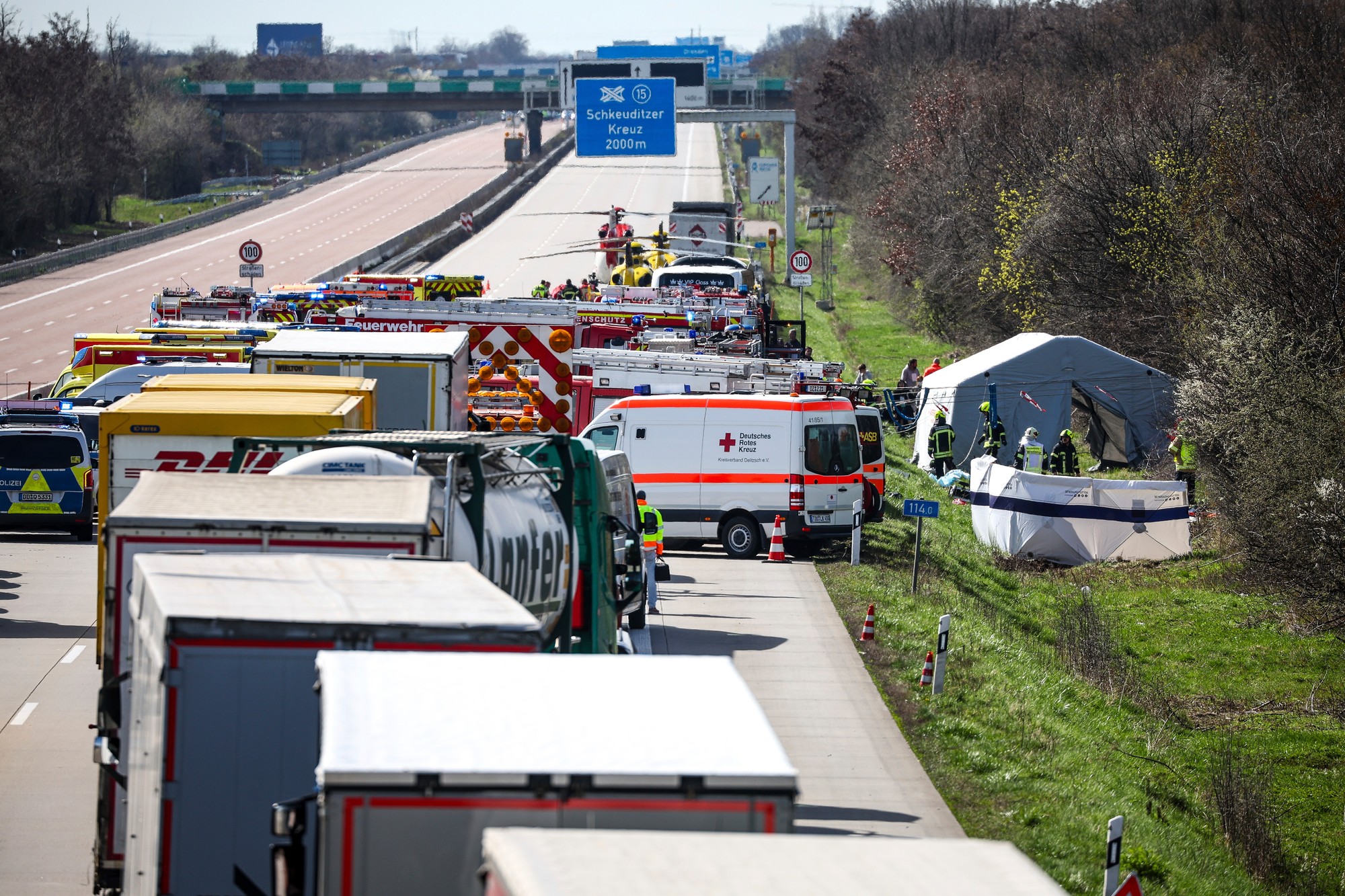 K havárii došlo na diaľnici A9, keď poschodový autobus zišiel z cesty a prevrátil sa.