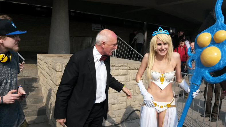 IEM 2015 Janusz Korwin-Mikke z cosplayerką