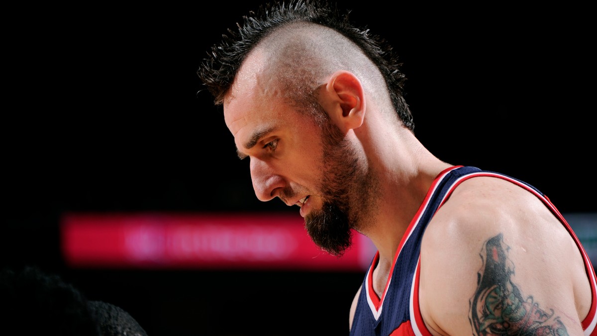 Już po raz drugi w ostatnim czasie podstawowy środkowy Washington Wizards Marcin Gortat przesiedział decydujące momenty meczu na ławce rezerwowych - analizuje "Przegląd Sportowy".