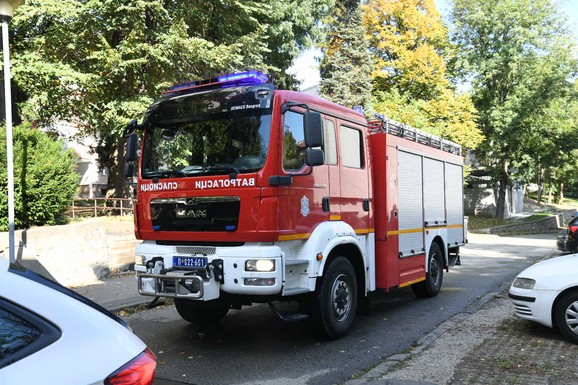 OGROMAN POŽAR U BATAJNICI Zapalilo se nekoliko HILJADA paleta, više osoba povređeno, među njima i vatrogasac