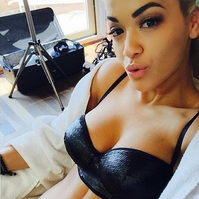 Rita Ora ezzel a fotóval jelentkezett be Veronából a nagy hírrel a rajongóknak