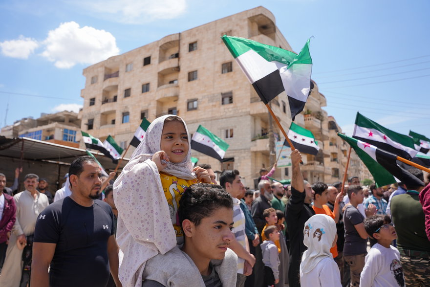 Protestujący syryjscy opozycjoniści w mieście Afrin w północno-zachodniej Syrii potępiają zaproszenie przywódcy syryjskiego reżimu Baszara al-Asada do udziału w szczycie Ligi Arabskiej, 19 maja 2023 r.