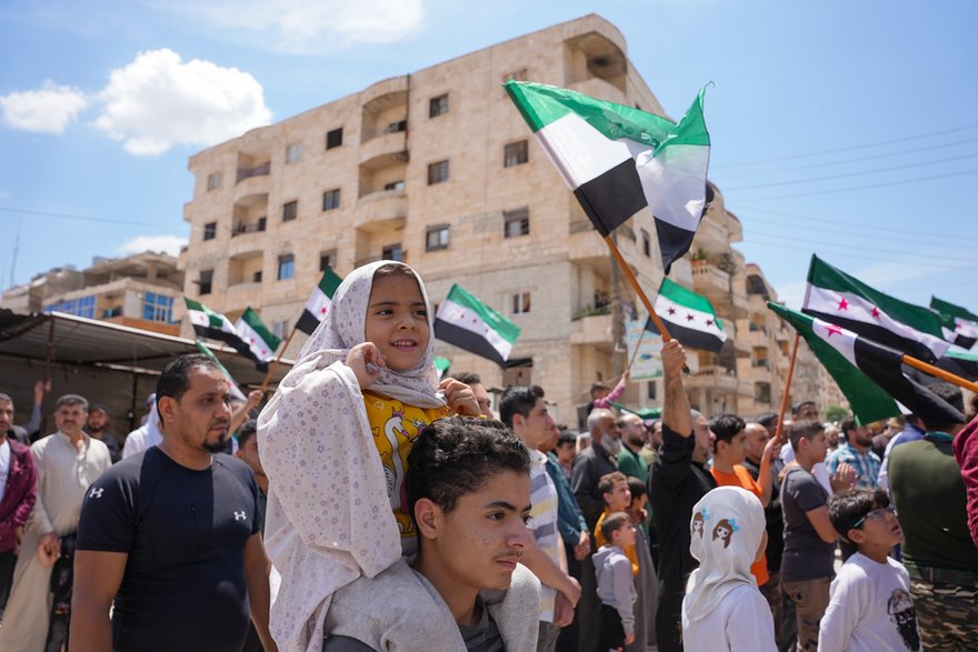 Protestujący syryjscy opozycjoniści w mieście Afrin w północno-zachodniej Syrii potępiają zaproszenie przywódcy syryjskiego reżimu Baszara al-Asada do udziału w szczycie Ligi Arabskiej, 19 maja 2023 r.