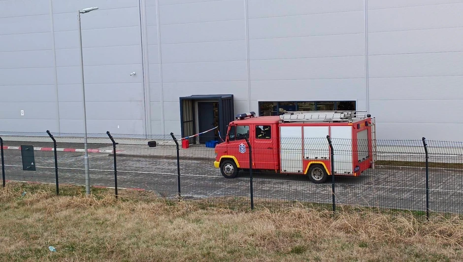 Vatrogasci spasioci dežuraju ispred pogona 