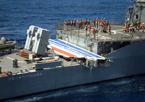 Fotografija iz materijala koju je 9. juna 2009. godine objavila brazilska mornarica, a koja prikazuje veliki deo zadnjeg krila aviona Er Frans A330 koji se srušio 1. juna tokom leta iznad Atlantskog okeana
