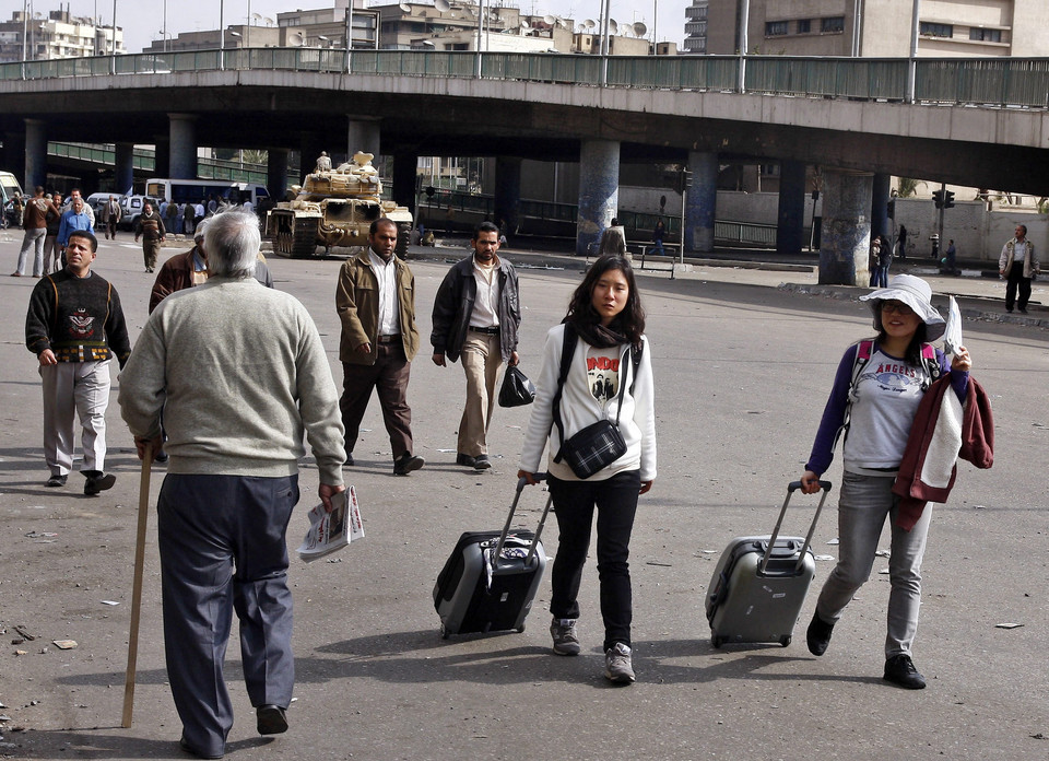 Turyści opuszczają Kair, fot. PAP/EPA