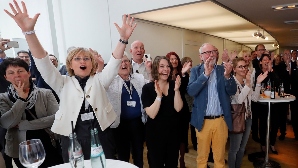 Partia Angeli Merkel CDU wygrała wybory do parlamentu regionalnego Nadrenii Północnej-Westfalii, a SPD poniosła klęskę - wynika z sondaży exit poll opublikowanych dziś po zamknięciu lokali wyborczych. Był to ostatni test przed wyborami do Bundestagu.